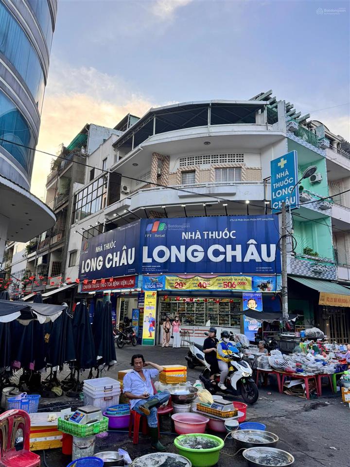 Mt kinh doanh hiếm có đối diện ngay chợ hòa bình q5