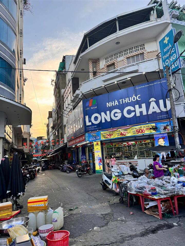 Mt kinh doanh hiếm có đối diện ngay chợ hòa bình q5