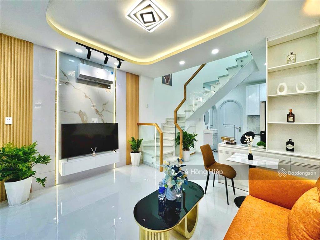 Vòng xoay phạm văn đồng, công viên gia định. 4x12m, xe hơi đậu cửa