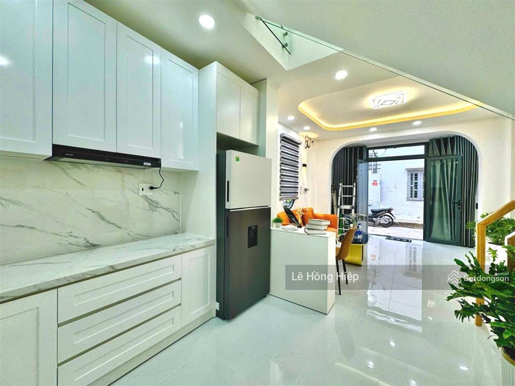 Vòng xoay phạm văn đồng, công viên gia định. 4x12m, xe hơi đậu cửa