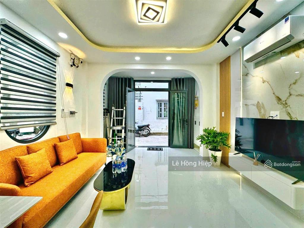 Vòng xoay phạm văn đồng, công viên gia định. 4x12m, xe hơi đậu cửa