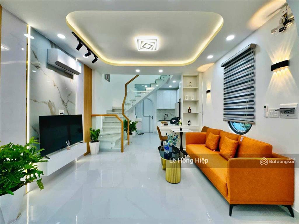 Vòng xoay phạm văn đồng, công viên gia định. 4x12m, xe hơi đậu cửa