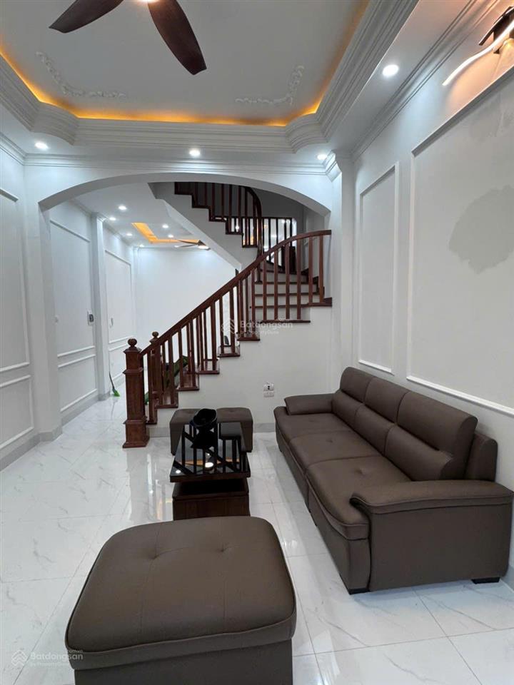 Nhà pl ngõ quận uỷ 68 cầu giấy, hn, dt 50m2x 4.5 tầng, mt 4m, lô góc 2mt. giá 12.9tỷ(tl)