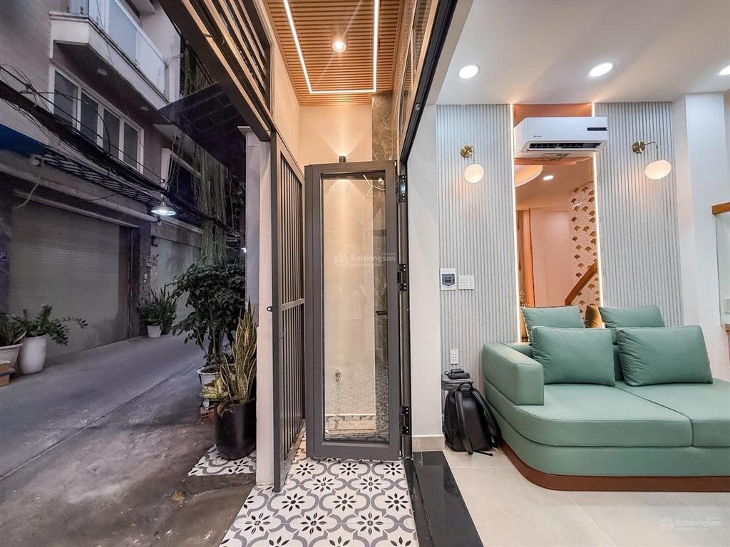 Siêu vị trí căn góc hxh đối diện cụm trường đại học lớn ngay ngã 4 hàng xanh bình thạnh 32m2