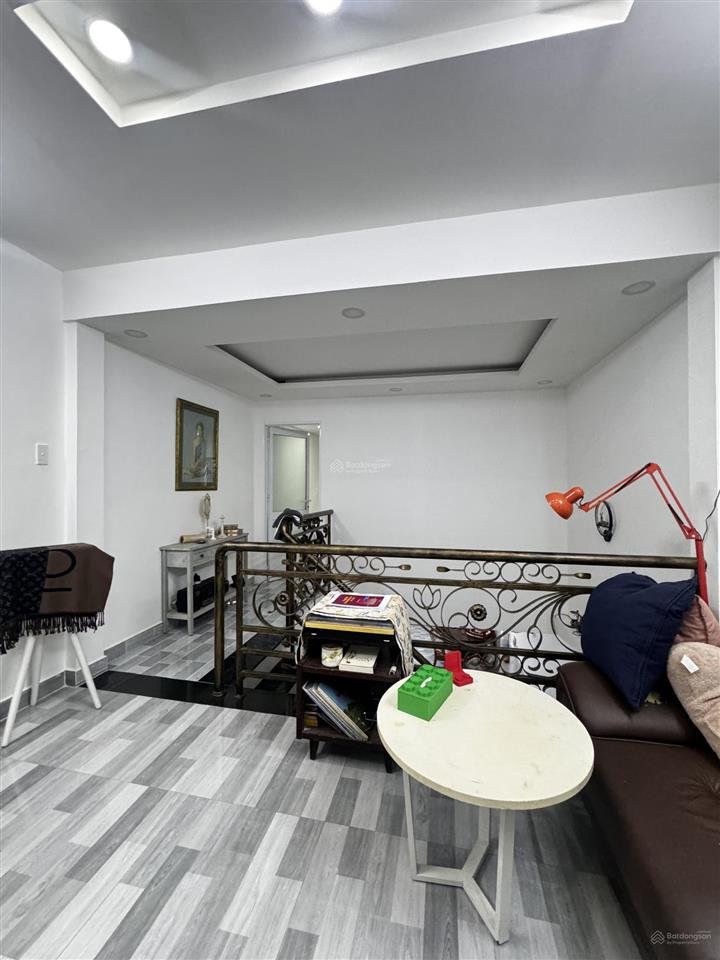 Nhà đẹp kiên cố nằm ngay trung tâm đường c3, đường trước nhà rộng 6 mét hai xe hơi tránh nhau