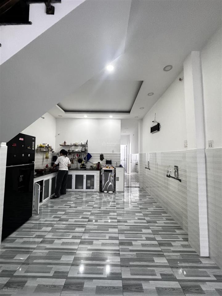 Nhà đẹp kiên cố nằm ngay trung tâm đường c3, đường trước nhà rộng 6 mét hai xe hơi tránh nhau