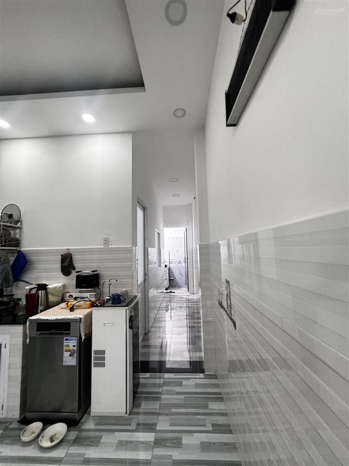 Nhà đẹp kiên cố nằm ngay trung tâm đường c3, đường trước nhà rộng 6 mét hai xe hơi tránh nhau