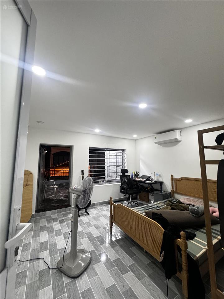Nhà đẹp kiên cố nằm ngay trung tâm đường c3, đường trước nhà rộng 6 mét hai xe hơi tránh nhau