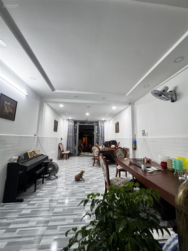 Nhà đẹp kiên cố nằm ngay trung tâm đường c3, đường trước nhà rộng 6 mét hai xe hơi tránh nhau