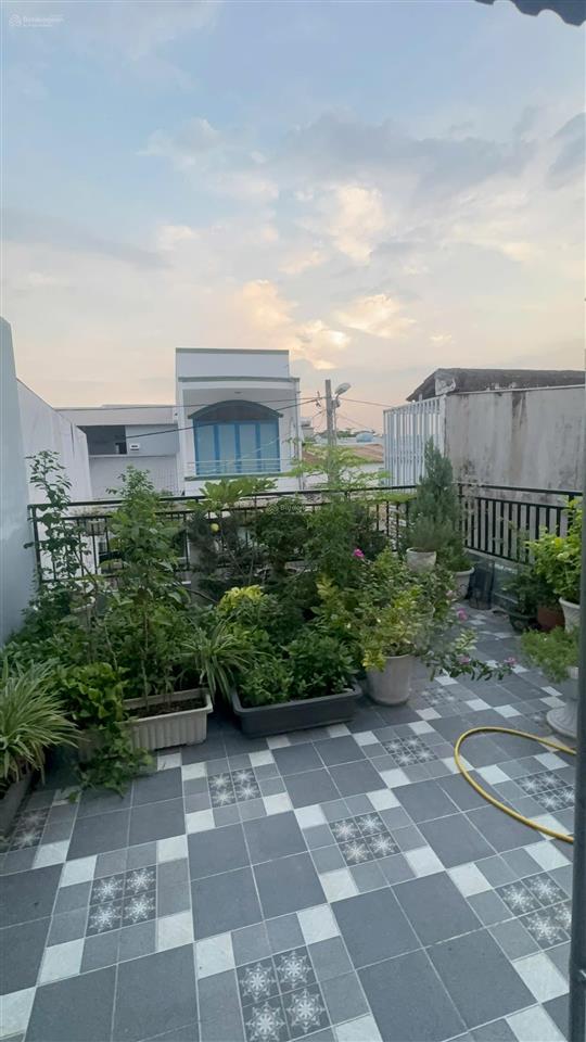 Nhà đẹp kiên cố nằm ngay trung tâm đường c3, đường trước nhà rộng 6 mét hai xe hơi tránh nhau