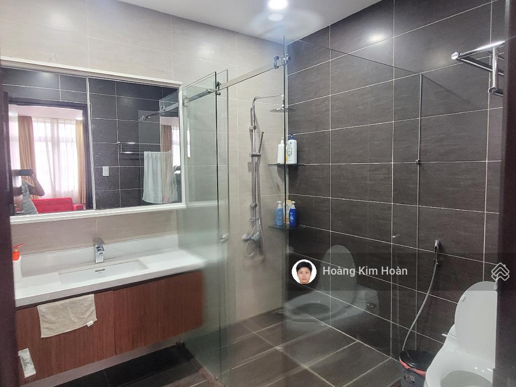 Tòa nhà 3 mặt tiền đường hoa khu phan xích long 7 tầng có hầm và thang máy, ngang bề thế gần 7m