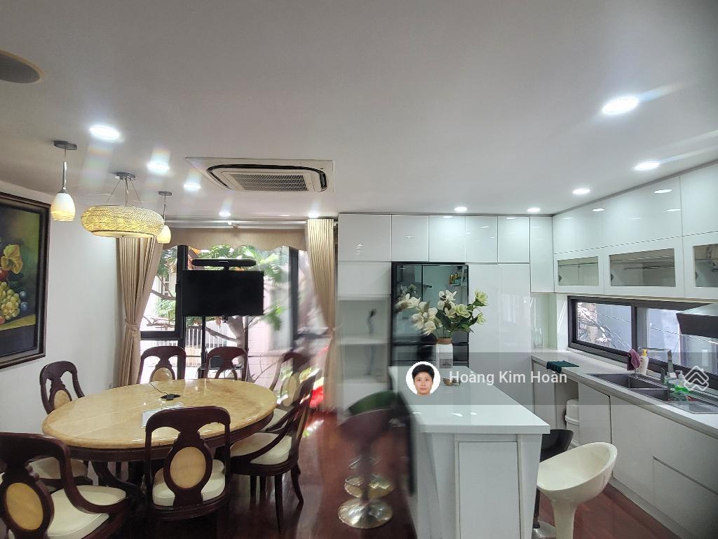 Tòa nhà 3 mặt tiền đường hoa khu phan xích long 7 tầng có hầm và thang máy, ngang bề thế gần 7m