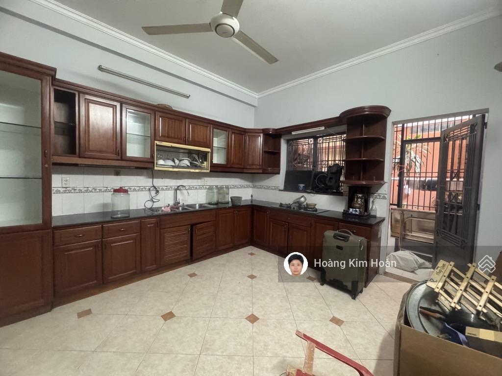 Vị trí cực hiếm, sau chung cư hà đô, đường rộng 12m, 8x16m, 4 tầng, hơn 10p chdv đang khai thác