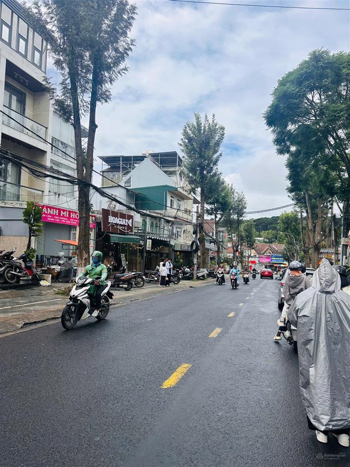 Bán khách sạn mặt tiền chính yersin cách hồ xuân hương chỉ 3ph đi xe dòng tiền hơn 100 triệu/tháng