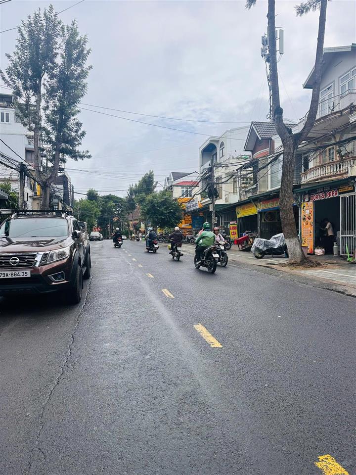 Bán khách sạn mặt tiền chính yersin cách hồ xuân hương chỉ 3ph đi xe dòng tiền hơn 100 triệu/tháng