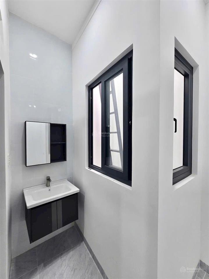 Thường xuyên đi công tác em bán lại căn nhà ngay cx đức hưng đ. đồng khởi 100m2 sổ riêng 650tr vô ở