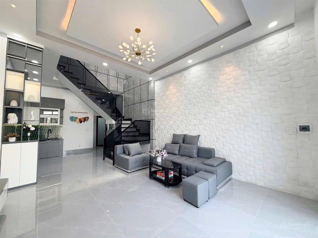 Thường xuyên đi công tác xa nên tôi cần bán lại căn nhà 100m2 sổ riêng gần cây xăng đức hưng