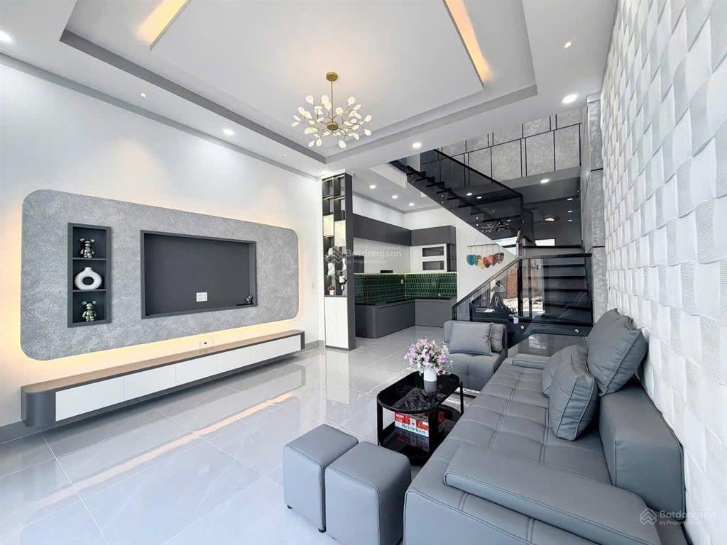 Thường xuyên đi công tác xa nên tôi cần bán lại căn nhà 100m2 sổ riêng gần cây xăng đức hưng