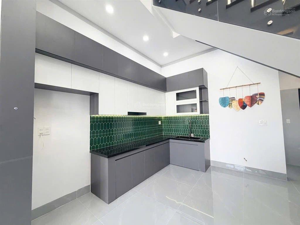 Thường xuyên đi công tác xa nên tôi cần bán lại căn nhà 100m2 sổ riêng gần cây xăng đức hưng