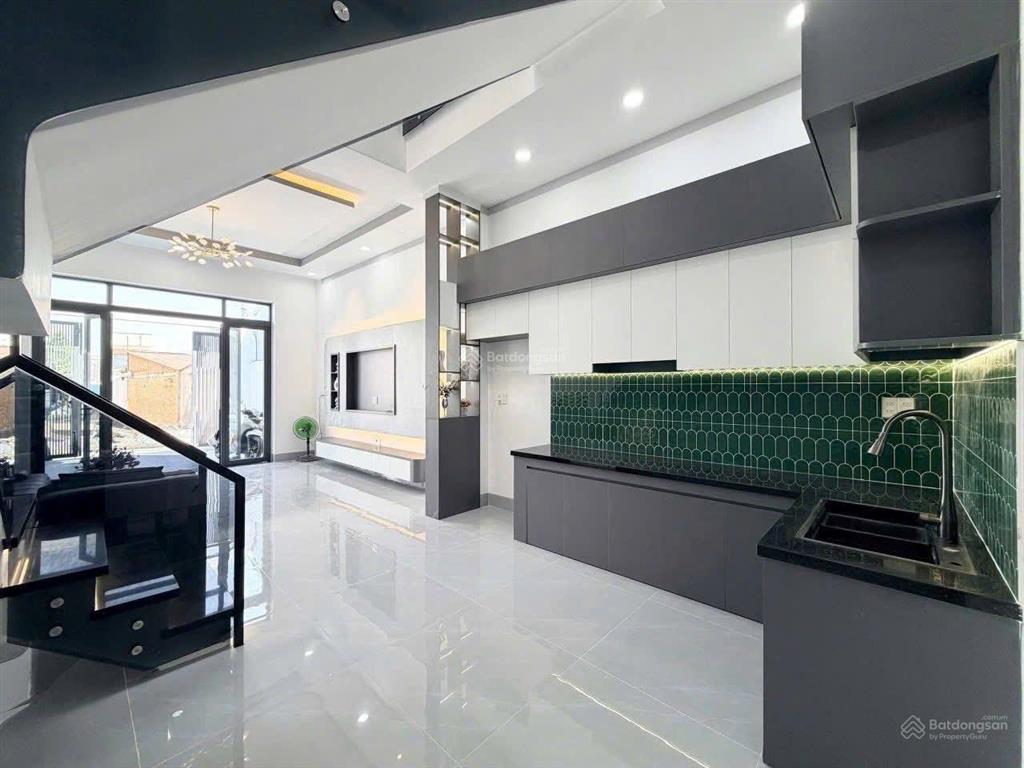 Thường xuyên đi công tác xa nên tôi cần bán lại căn nhà 100m2 sổ riêng gần cây xăng đức hưng