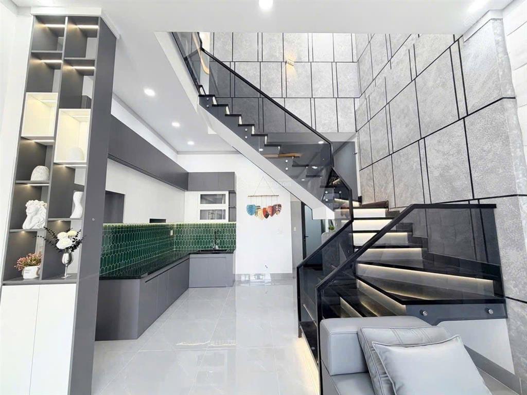 Thường xuyên đi công tác xa nên tôi cần bán lại căn nhà 100m2 sổ riêng gần cây xăng đức hưng