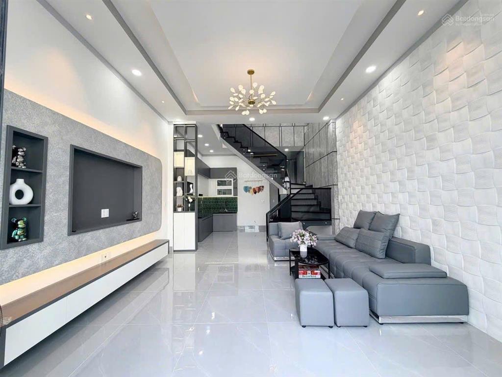 Thường xuyên đi công tác xa nên tôi cần bán lại căn nhà 100m2 sổ riêng gần cây xăng đức hưng