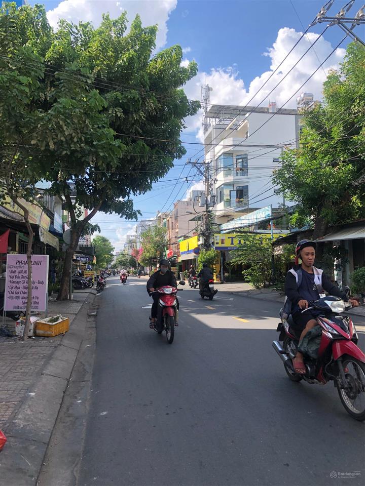 Chủ nhà kẹt tiền bán nhà mt đường ỷ lan. dt 5.8 x 20m. nhà trệt, 2 lầu. giá 10,5 tỷ