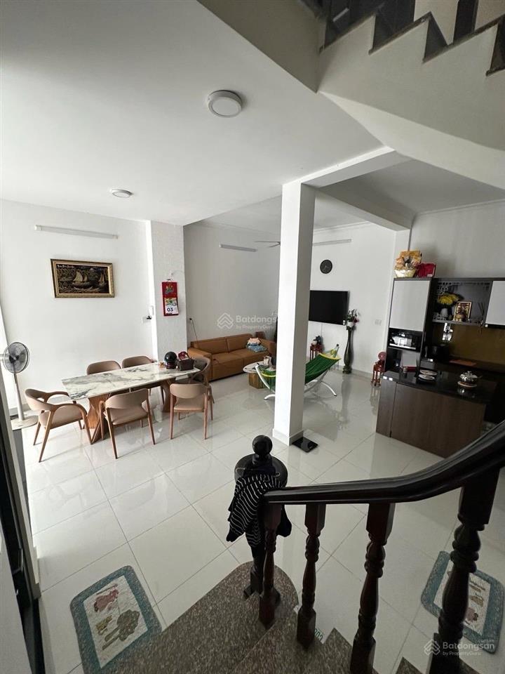 Bán nhà ngay trường hoa lư, tăng nhơn phú b, quận 9 diện tích 7.35 x 13.6m
kết cấu 3 tầng