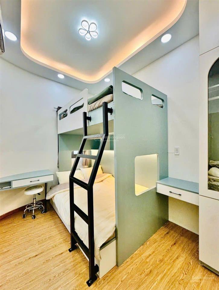 Chỉ 3 tỷ hơn có ngay nhà full nội thất, 4 tầng 3 phòng, sát cmt8  q10 ngay chợ hòa hưng. hợ gđ ở