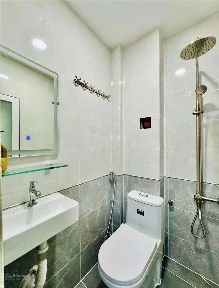 Chỉ 3 tỷ hơn có ngay nhà full nội thất, 4 tầng 3 phòng, sát cmt8  q10 ngay chợ hòa hưng. hợ gđ ở