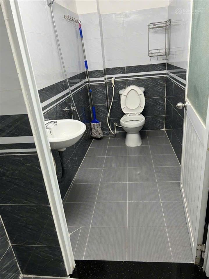 Bán gấp nhà diện tích 64m2phan văn trị q5. (ngang 4m x16m) có phòng trệt. chỉ 7.2 tỷ tl chủ