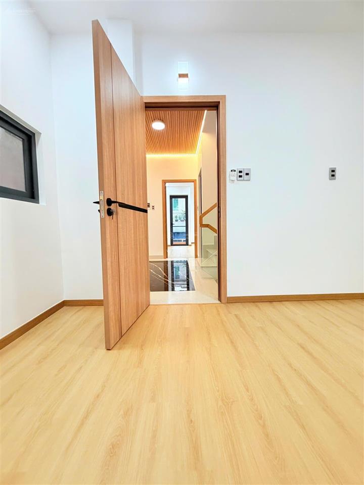 Chỉ 14 tỷ hơn có ngay siêu phẩm góc 2mt hxh nguyễn trãi  q5  thu 500tr/năm. 5 tầng  8 phòng