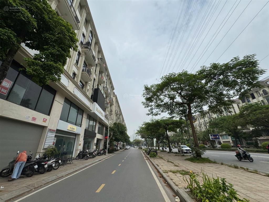 Chính chủ bán gấp him lam vạn phúc mặt đường tố hữu. giá nhỉnh 40 tỷ. sổ đỏ.  0944 960 ***