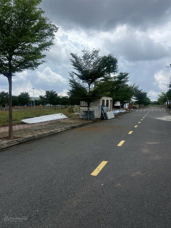 Lô đất mặt tiền sau lưng đại học việt đức và sát bên đh thủ dầu một, đã có sổ hồng