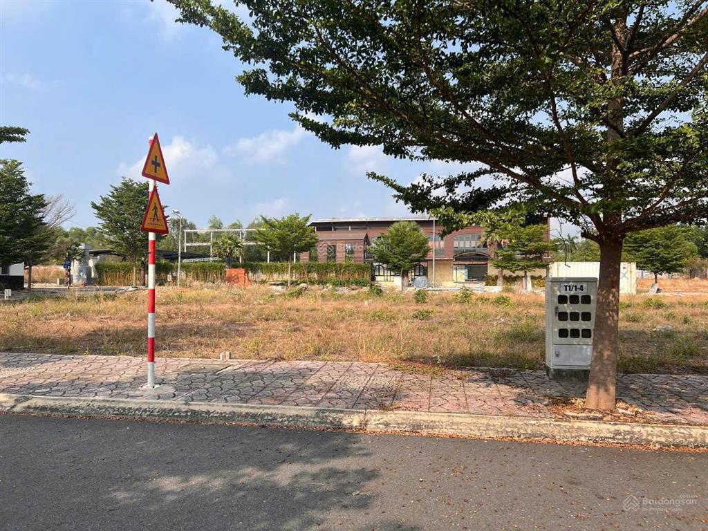 Lô đất mặt tiền sau lưng đại học việt đức và sát bên đh thủ dầu một, đã có sổ hồng