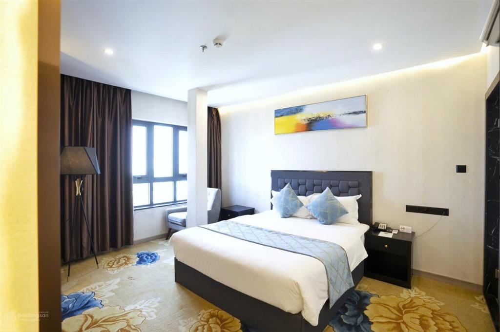 Bán khách sạn mặt tiền hoàng văn thụ, 15 x 20m, 66 phòng, dt 1.4tr/ tháng. giá 82 tỷ