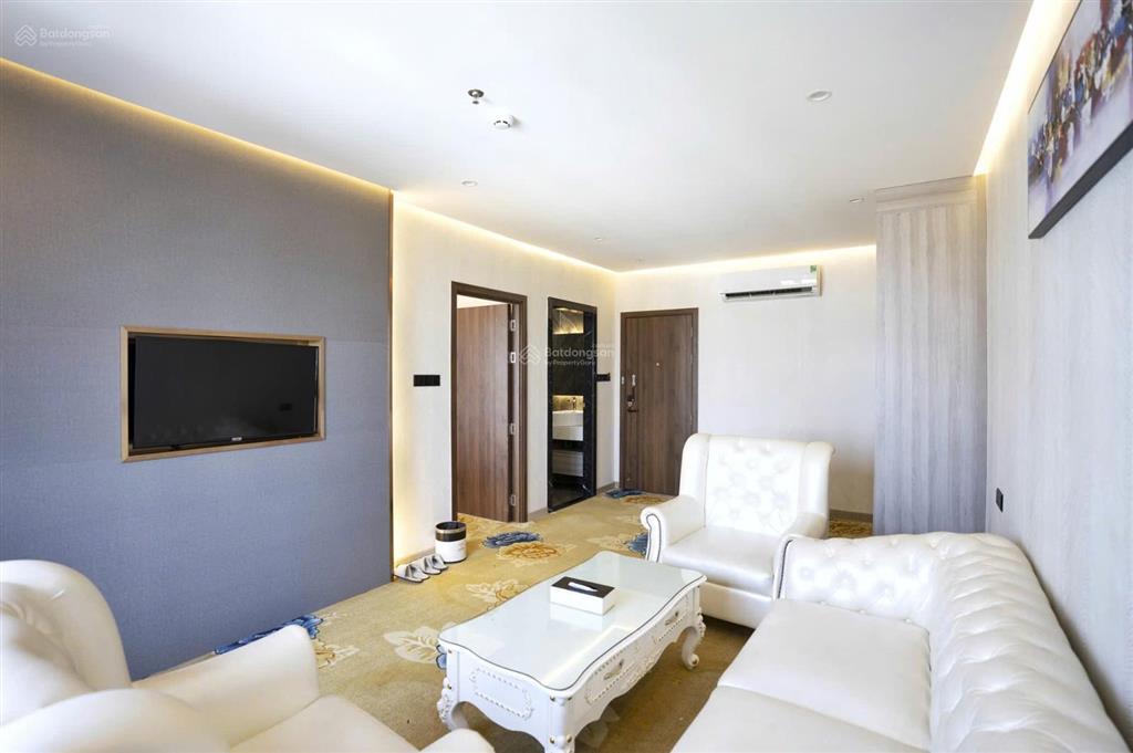 Bán khách sạn mặt tiền hoàng văn thụ, 15 x 20m, 66 phòng, dt 1.4tr/ tháng. giá 82 tỷ