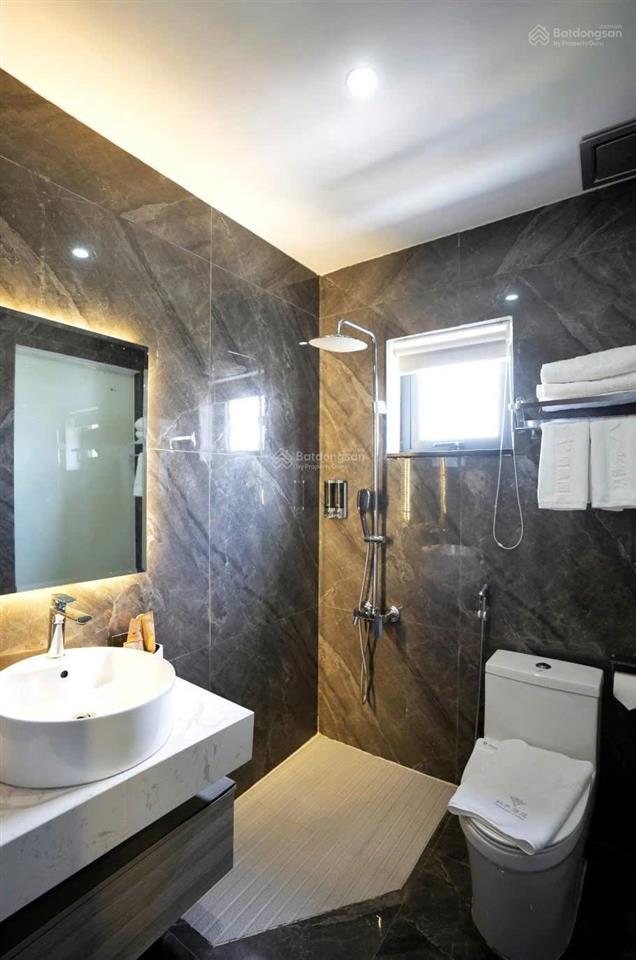 Bán khách sạn mặt tiền hoàng văn thụ, 15 x 20m, 66 phòng, dt 1.4tr/ tháng. giá 82 tỷ