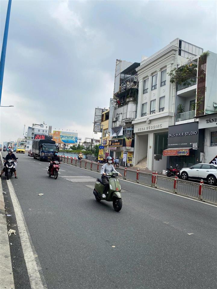Bán nhà mặt tiền đường phan đình phùng, phú nhuận cũ, dt 10 x 18m. hẩm 4 tầng. giá bán chỉ 41 tỷ