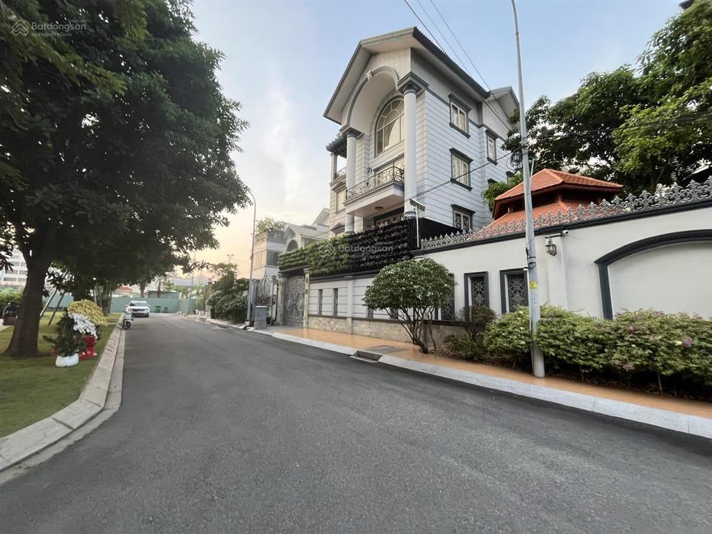 Bán biệt thự khu compound nguyễn văn hưởng, thảo điền, dt 20 x 33m, 3 tầng. giá chỉ 116 tỷ