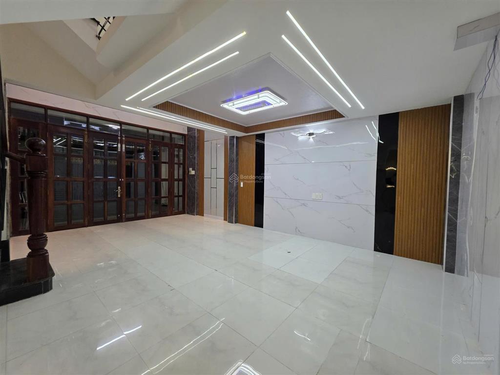 Bán nhà đẹp hẻm ô tô lạc long quân (4.5x9m) 5 tầng giá chỉ 8,9 tỷ tl