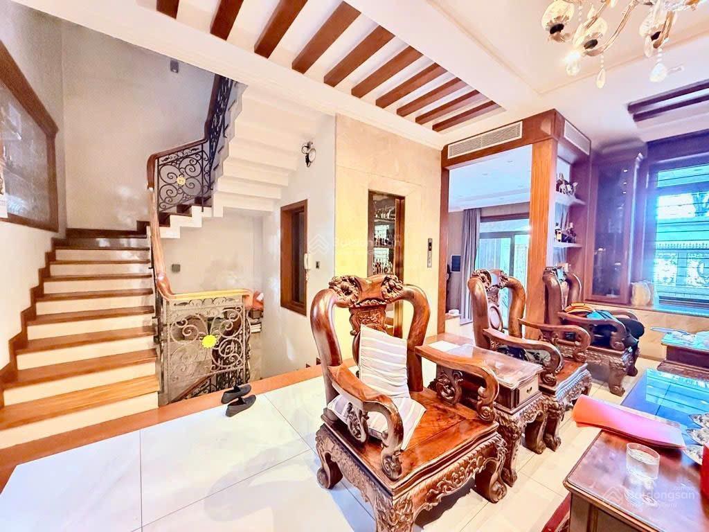 Biệt thự đẳng cấp  mặt tiền đường c12 quận tân bình  khu nhà ga t3  hầm xe thang máy đầy đủ