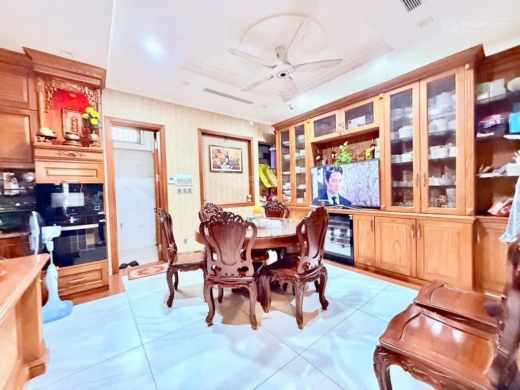 Biệt thự đẳng cấp  mặt tiền đường c12 quận tân bình  khu nhà ga t3  hầm xe thang máy đầy đủ