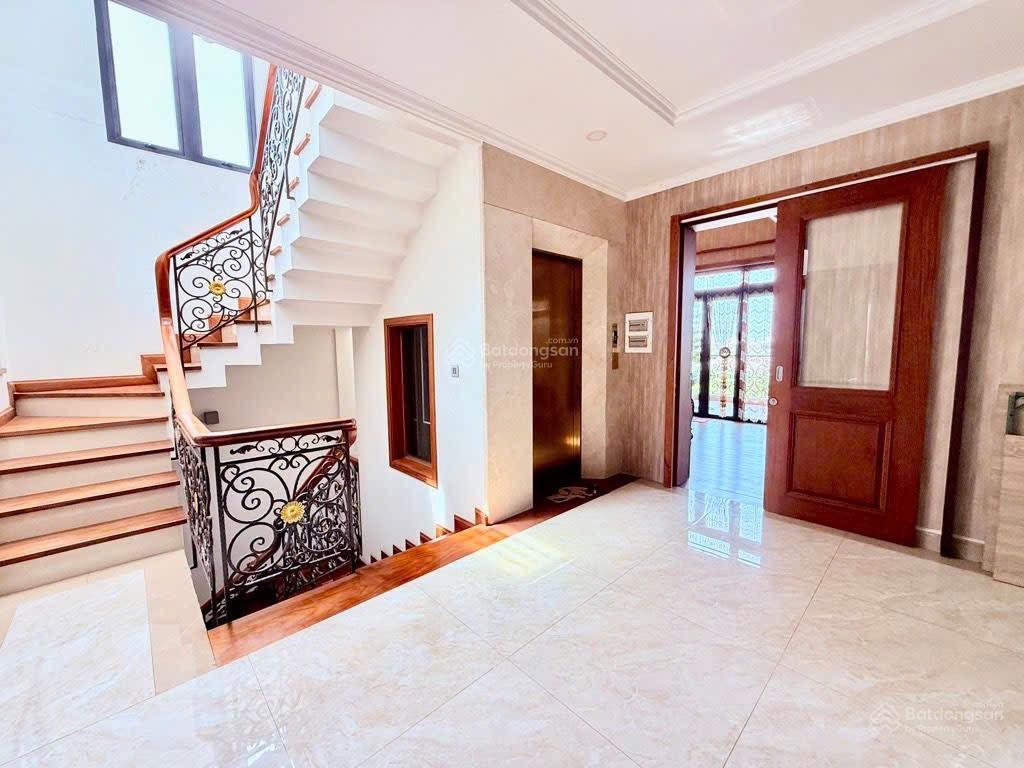 Biệt thự đẳng cấp  mặt tiền đường c12 quận tân bình  khu nhà ga t3  hầm xe thang máy đầy đủ