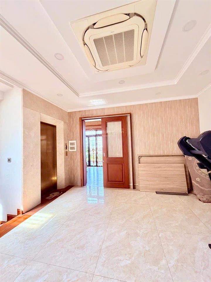 Biệt thự đẳng cấp  mặt tiền đường c12 quận tân bình  khu nhà ga t3  hầm xe thang máy đầy đủ