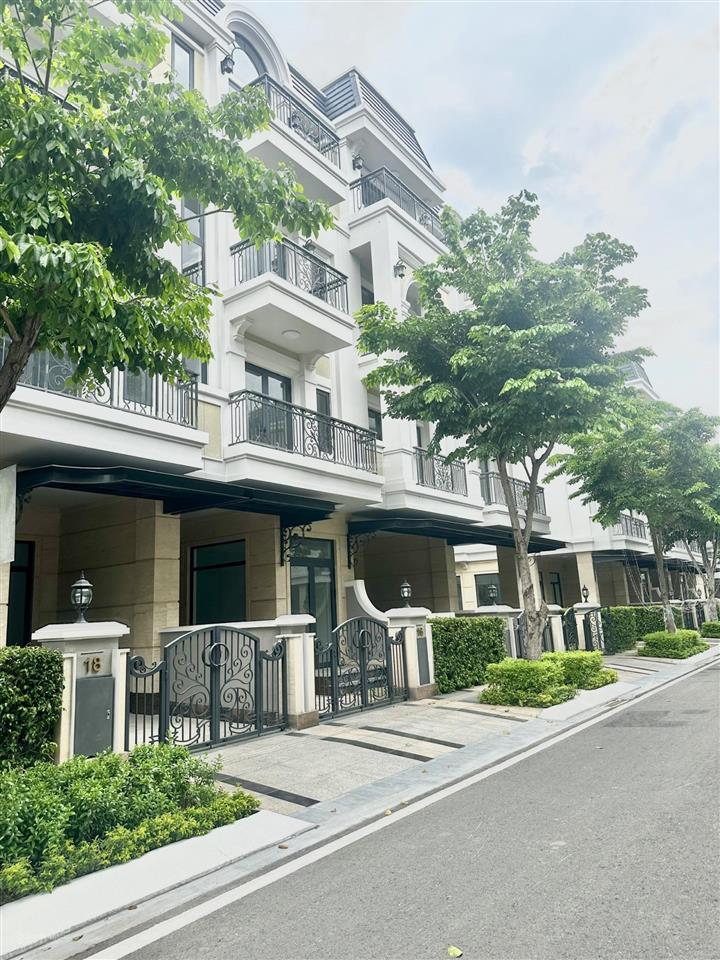 Chính chủ cho thuê căn nhà liền kề đối diện hồ bơi 274m2, 1 trệt 3 lầu, an ninh 24/24 0937 986 ***