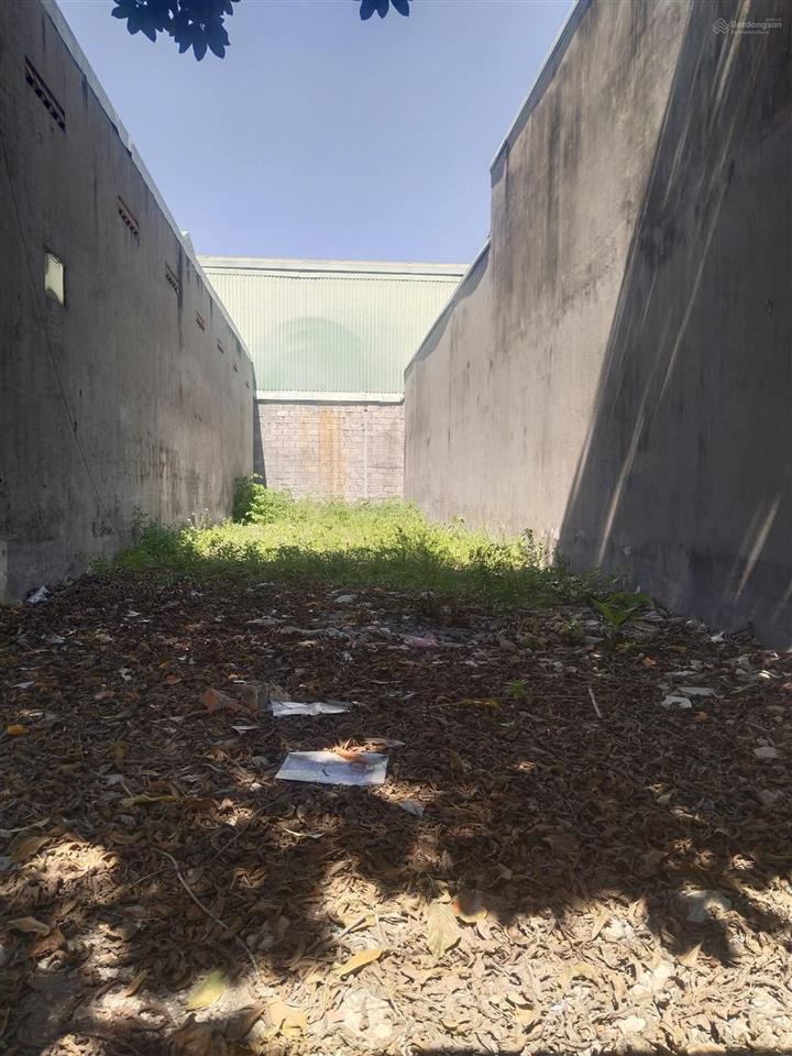 Mặt tiền thạnh lộc q12 kế bên sông sài gòn  đất 132m2 5x26,5 full thổ không lộ giới  chỉ 6,2 tỷ