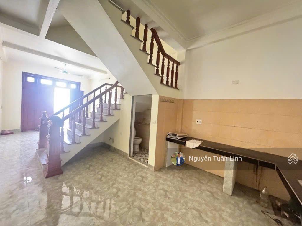 Nhà 3 tầng 41m2  đường gần 4m ô tô đỗ cửa tại đường nhạn, xuân nộn  sát hồ điều hoà