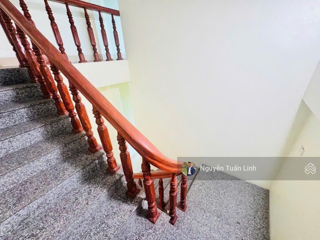 Nhà 3 tầng 41m2  đường gần 4m ô tô đỗ cửa tại đường nhạn, xuân nộn  sát hồ điều hoà