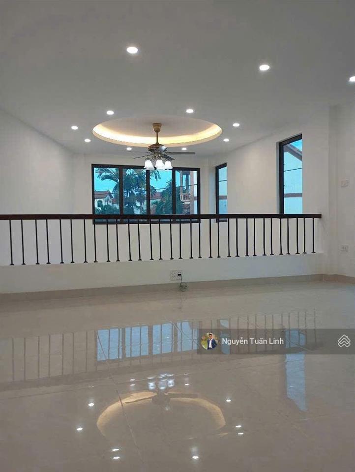 Căn 4 tầng mới kính coong 52m² ba chữ, vân nội  ô tô đỗ cửa  tặng nội thất
